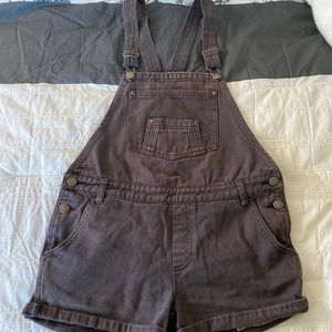 BILLABONG black overall shorts